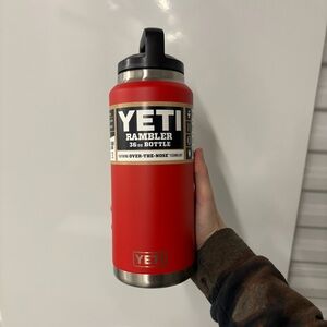 NWT YETI Rambler 36 oz Bottle in Canyon Red
